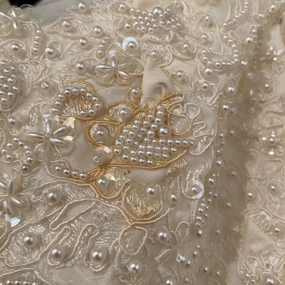 BONNY GORGEOUS SIZE 12 DETAILED WEDDING DRESS WITH GOLD BEADING ON THE FRONT - Picture 8 of 9